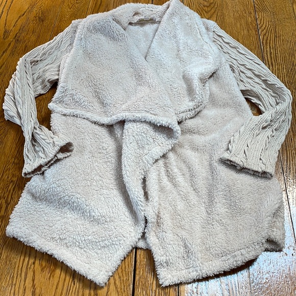 Suzanne Betro Weekend cardigan.  Cream with cable knit sleeves.  Size Large. - Picture 1 of 8